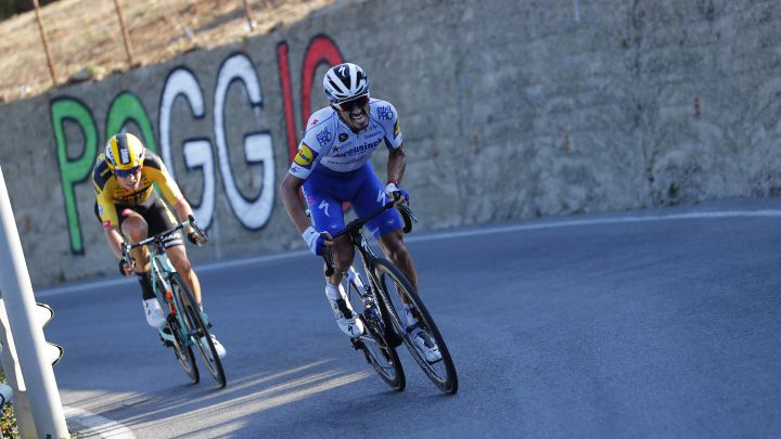 Julian Alaphilippe ataca ante Wout van Aert en la subida al Poggio durante la Milán-San Remo de 2020.