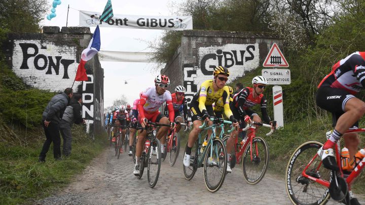Los ciclistas ruedan en el tramo de pavés de Wallers a Helesmes (o Pont Gibus) durante la París-Roubaix 2019.