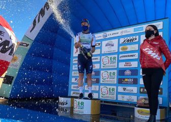 A Cavendish se le resiste ganar pero acaba el día líder