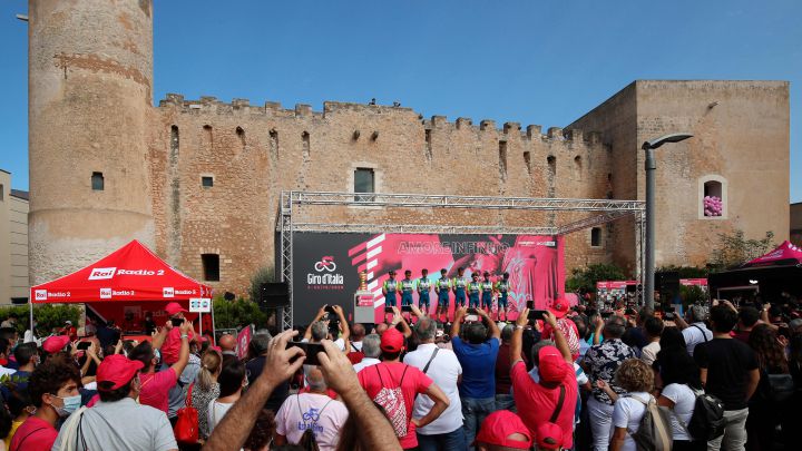 Los ciclistas del Vini Zabu posan antes de la salida de la segunda etapa del Giro de Italia 2020 en Alcamo.