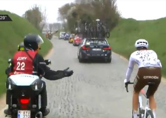 El pelotón estalla por la expulsión de Schär en el Tour de Flandes tras tirar un bidón