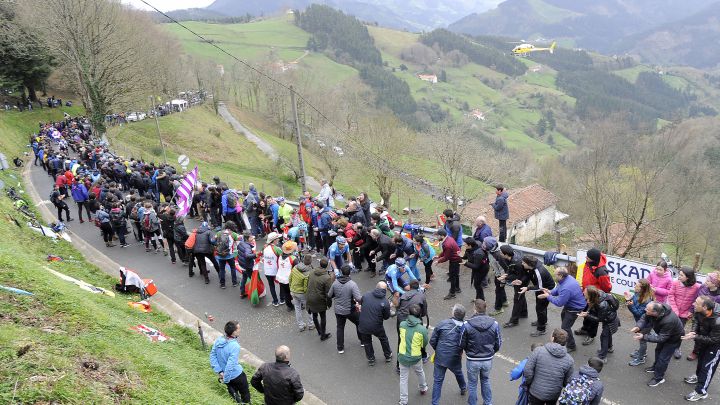 Imagen de los aficionados animando a los corredores en la subida al Alto de Izua durante la quinta etapa de la Vuelta al País Vasco 2018.