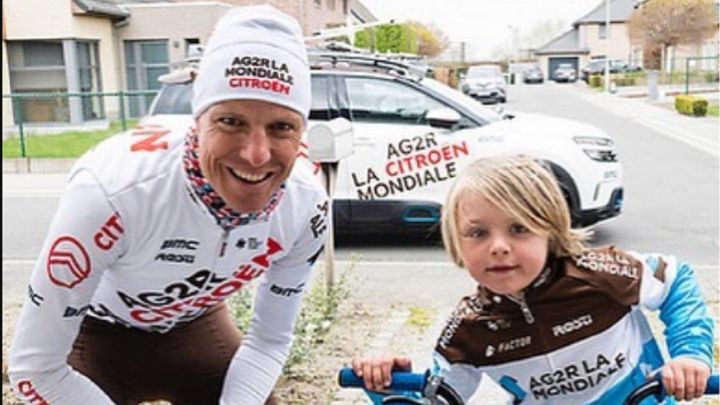 El ciclista Michael Schär posa junto a su hijo.