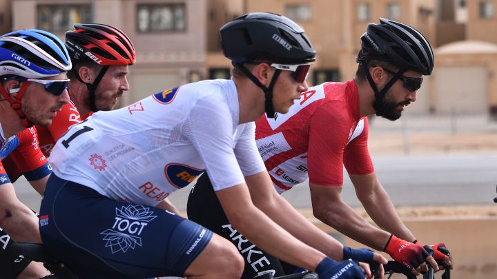 Nacer Bouhanni rueda durante una etaoa del Saudi Tour de 2020.