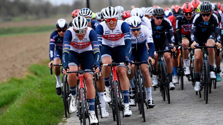 Mads Pedersen y Jasper Stuyven lideran el pelotón durante el Tour de Flandes.