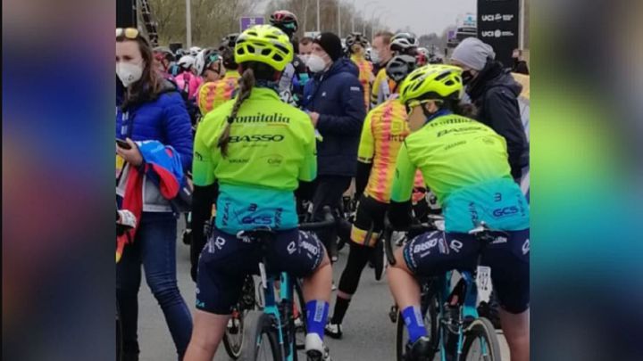 La ciclista italiana Letizia Borghesi, antes de tomar la salida en el Tour de Flandes femenino.