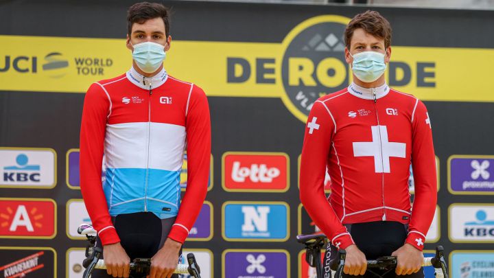 Kevin Geniets y Stefan Kung, del Groupama-FDJ, posan antes de tomar la salida en el Tour de Flandes.