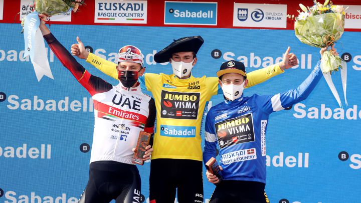 Primoz Roglic posa junto a Tadej Pogacar y Jonas Vingegaard en el podio final de la Vuelta al País Vasco 2021.