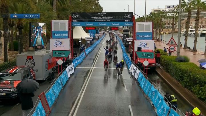 Consulta los resultados de la segunda etapa de la Volta a la Comunitat Valenciana, con la victoria de Arnaud Démare en Alicante y con Miles Scotson reteniendo el maillot de líder.