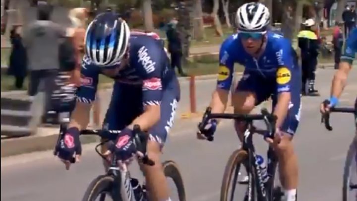 El ciclista del Alpecin-Fenix Alexander Richardson rueda con los cosos en el manillar durante la cuarta etapa de la Vuelta a Turquía.
