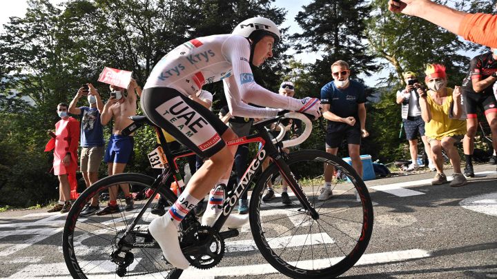 Tadej Pogacar rueda durante la crono final del Tour de Francia 2020 en La Planche des Belles Filles.