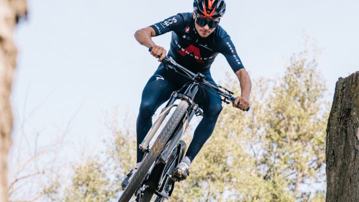 Pidcock gana a todo: triunfo en su debut en mountain bike