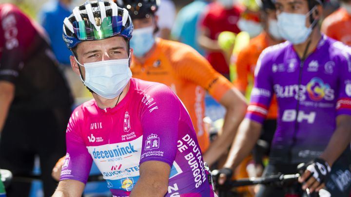 Remco Evenepoel posa con el maillot de líder antes de la cuarta etapa de la Vuelta a Burgos 2020.