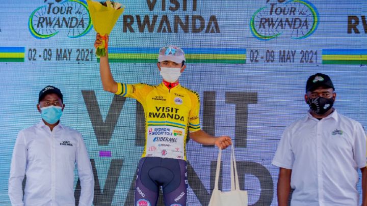 El ciclista colombiano del Androni Giocattoli Santiago Umba posa con el jersey de líder tras la segunda etapa del Tour de Ruanda.