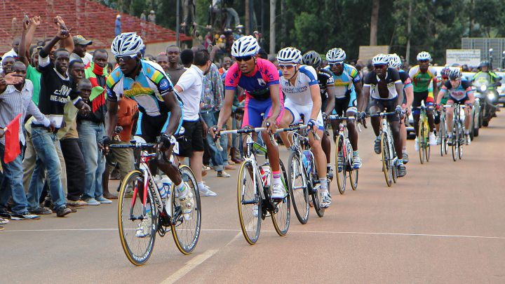 El pelotón rueda durante la disputa del Tour de Ruanda de 2013.