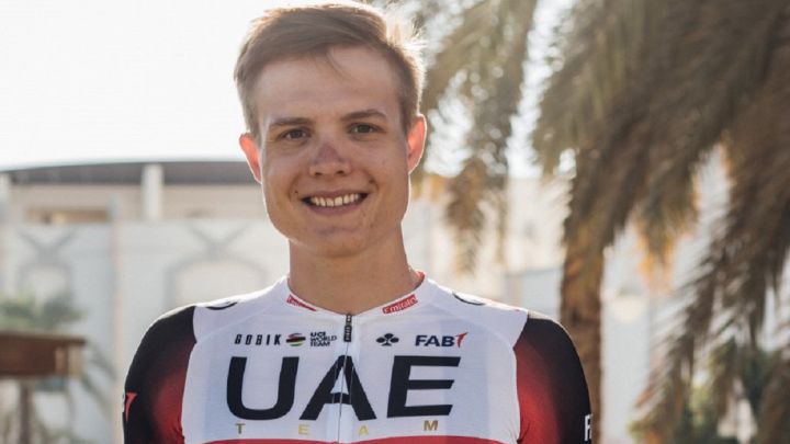 El ciclista alemán Felix Grob posa con el maillot del UAE Emirates.
