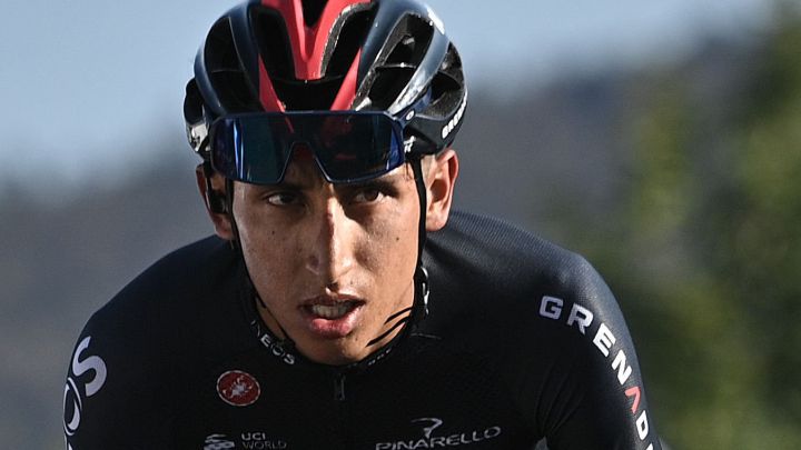 Egan Bernal llega a la línea de meta en el Grand Colombier durante la decimoquinta etapa del Tour de Francia 2020.