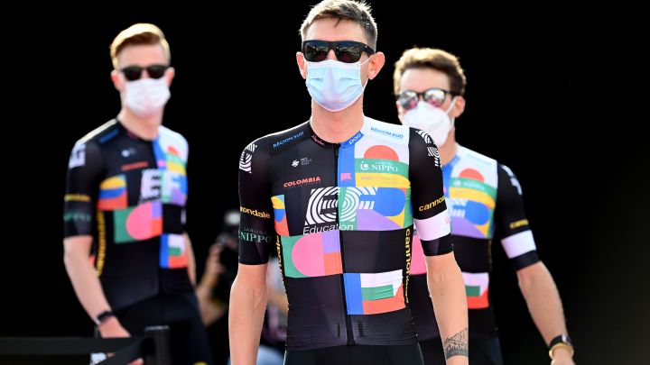 Los ciclistas del EF Education First Nippo, con su nuevo maillot durante la presentación de los equipos del Giro de Italia 2021.