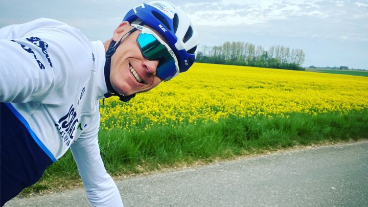 Chris Froome sonríe durante el reconocimiento del prólogo del Tour de Romandía 2021.