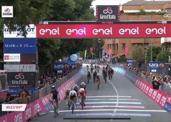 Merlier triunfa en el primer esprint del Giro; Ganna, líder