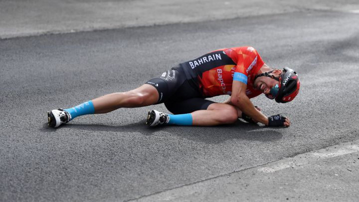 Mikel Landa se duele tras su caída en la quinta etapa del Giro de Italia 2021.
