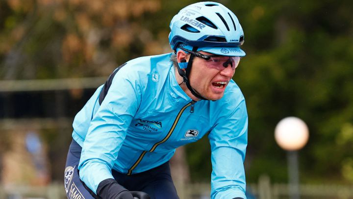 El ciclista del Astana Aleksandr Vlasov rueda durante la decimosexta etapa del Giro de Italia entre Sacile y Cortina d'Ampezzo.