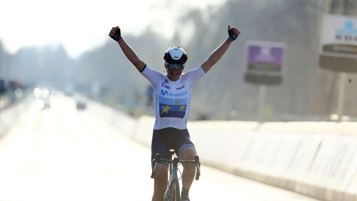 La ciclista del Movistar Annemiek Van Vleuten celebra su victoria en el Tour de Flandes femenino de 2021.