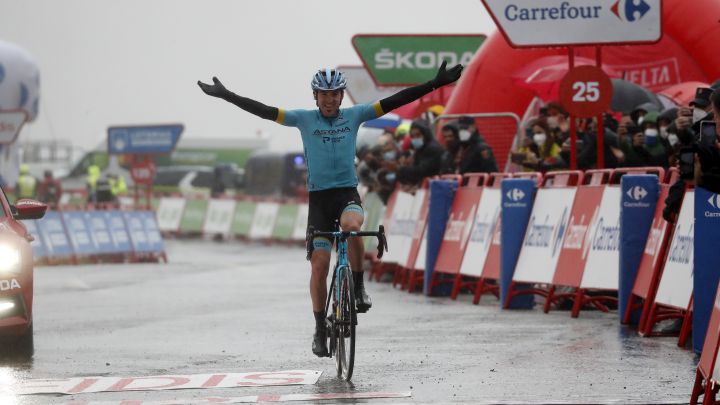 El ciclista del Astana Ion Izagirre celebra su victoria de etapa en la sexta etapa de La Vuelta 2020 con final en Aramón Formigal.