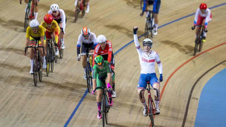 Emily Nelson celebra su victoria en la final de scratch en los Campeonatos de Europa de Ciclismo en pista de Apeldoorn 2019.