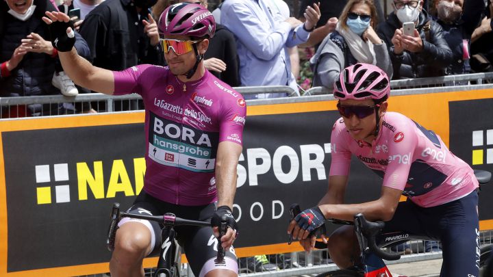 Peter Sagan, junto a Egan Bernal antes de la decimoquinta etapa del Giro de Italia.