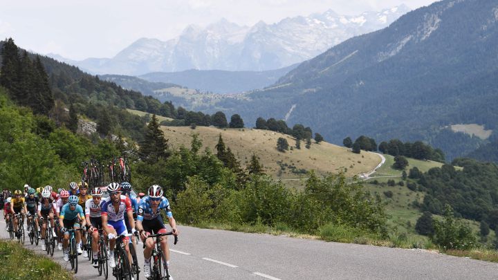 Imagen de una fuga durante la quinta etapa del Dauphiné 2020 con salida y llegada en Megeve.