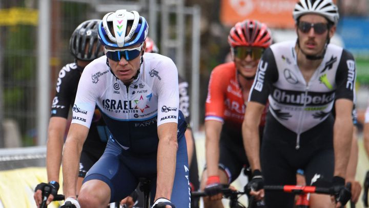 Chris Froome llega a meta tras la segunda etapa del Dauphiné 2021.