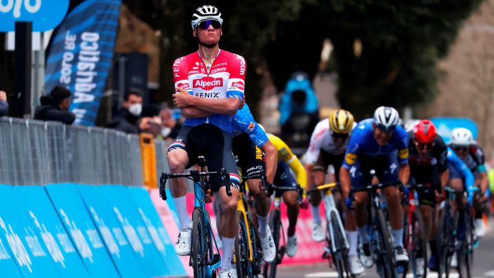 Mathieu Van Der Poel celebra su victoria en la tercera etapa de la Tirreno-Adriatico 2021 entre Monticiano y Gualdo Tadino.
