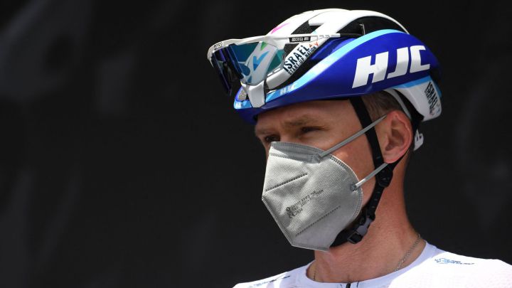 Chris Froome posa antes de tomar la salida en la primera etapa del Dauphiné 2021.