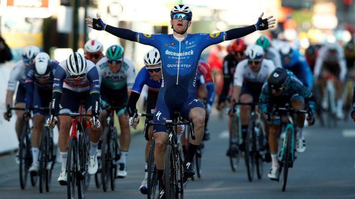 Sam Bennett, del Deceuninck Quick-Step, celebra su victoria en la primera etapa de la París-Niza 2021.