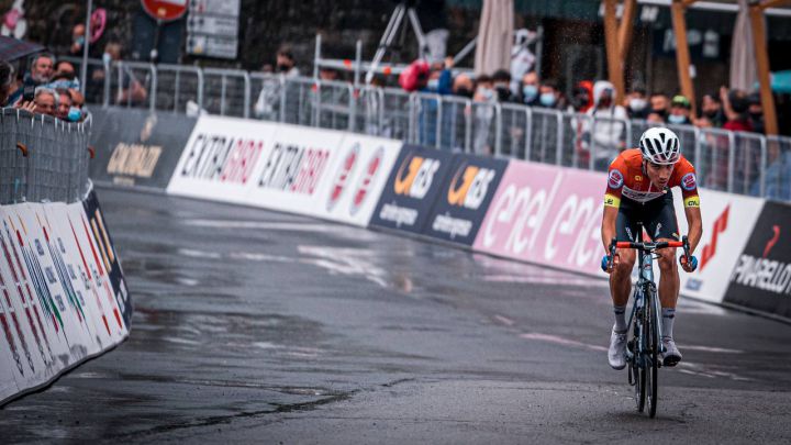Juan Ayuso llega a meta durante la quinta etapa del Giro de Italia Sub-23 con final en Sestola.