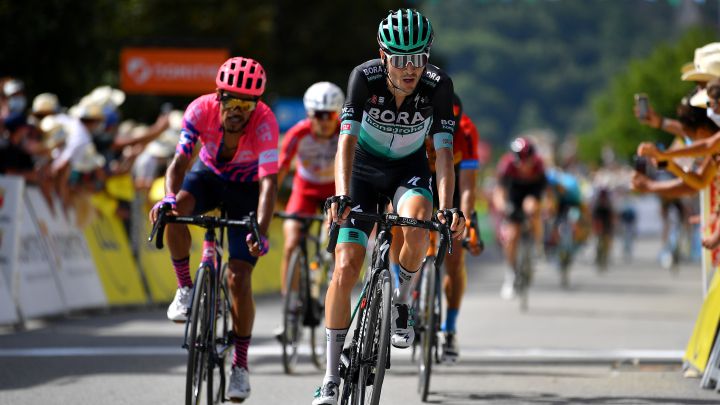 El ciclista del Bora-Hansgrohe Emanuel Buchmann llega a meta durante la tercera etapa del Dauphiné 2020.
