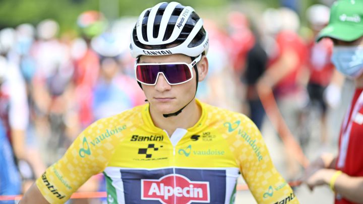Mathieu van der Poel posa con el maillot de líder antes de la cuarta etapa de la Vuelta a Suiza.