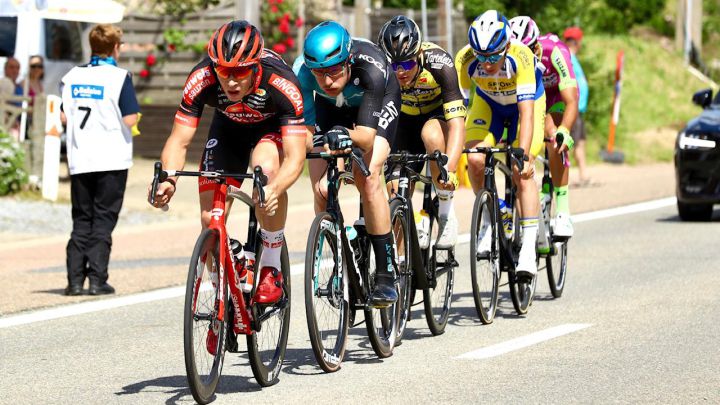 Jan-Willem Van Schip, del equipo BEAT Cycling, rueda con la bicicleta con su innovador manillar durante la tercera etapa del Tour de Bélgica.