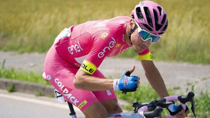 El ciclista español Juan Ayuso, con la maglia rosa de líder de la general durante una etapa del Giro sub-23.