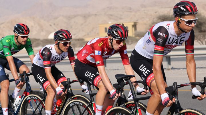 Tadej Pogacar rueda junto a sus compañeros del UAE Emirates durante el UAE Tour 2021.