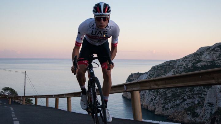 El ciclista español Juan Ayuso rueda con el maillot del UAE Emirates durante un entrenamiento.