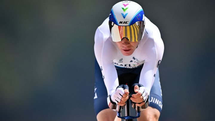 Chris Froome rueda durante la crono final del Tour de Romandía 2021.