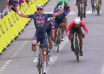 Merlier triunfa en el caos final y Roglic sufre un duro revés