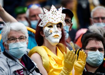 Una máscara de Carnaval entre mascarillas