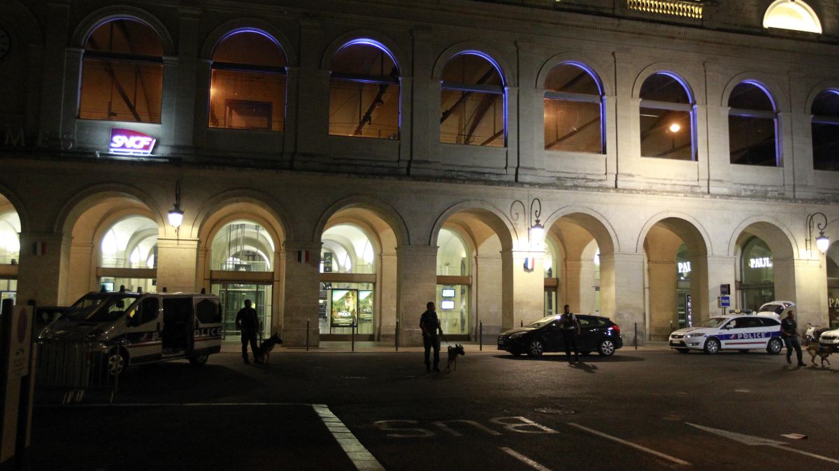 Alerta máxima en Nîmes: "No se acerquen a las ventanas" - Vimarsana News