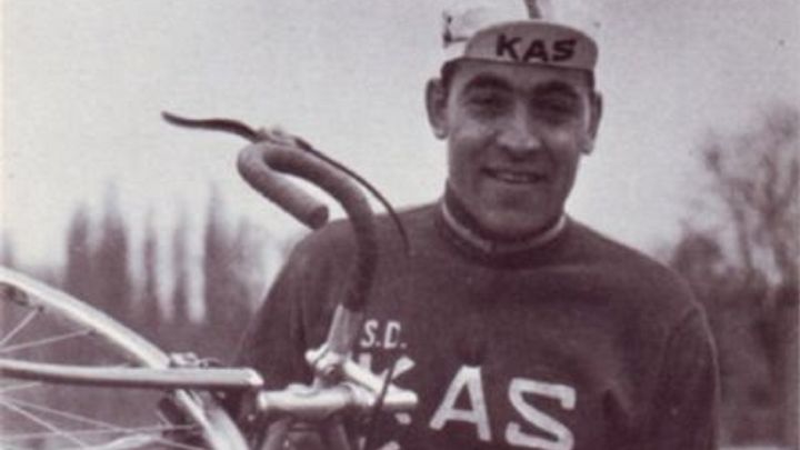 El ciclista español Antonio Gómez del Moral posa con el maillot del equipo Kas.