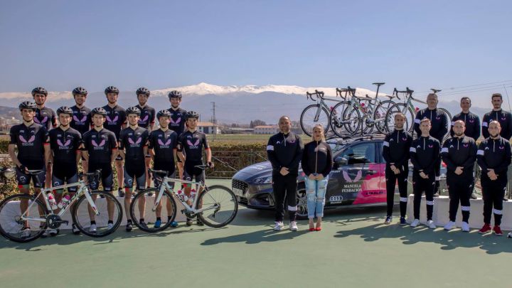 Foto de familia del Manuela Fundación con los ciclistas del equipo y el staff técnico.