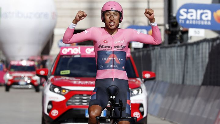 Egan Bernal celebra su victoria en la general del Giro de Italia tras la crono final de Milán.