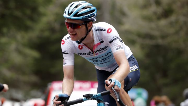 El ciclista ruso del Astana Aleksandr Vlasov, durante la vigésima etapa del Giro de Italia 2021 con final en Valle Spluga-Alpe Motta.